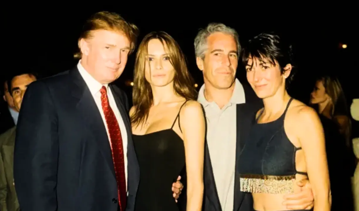 Donald Trump, Ghislaine Maxwell y Jeffrey Epstein juntos. / BBC