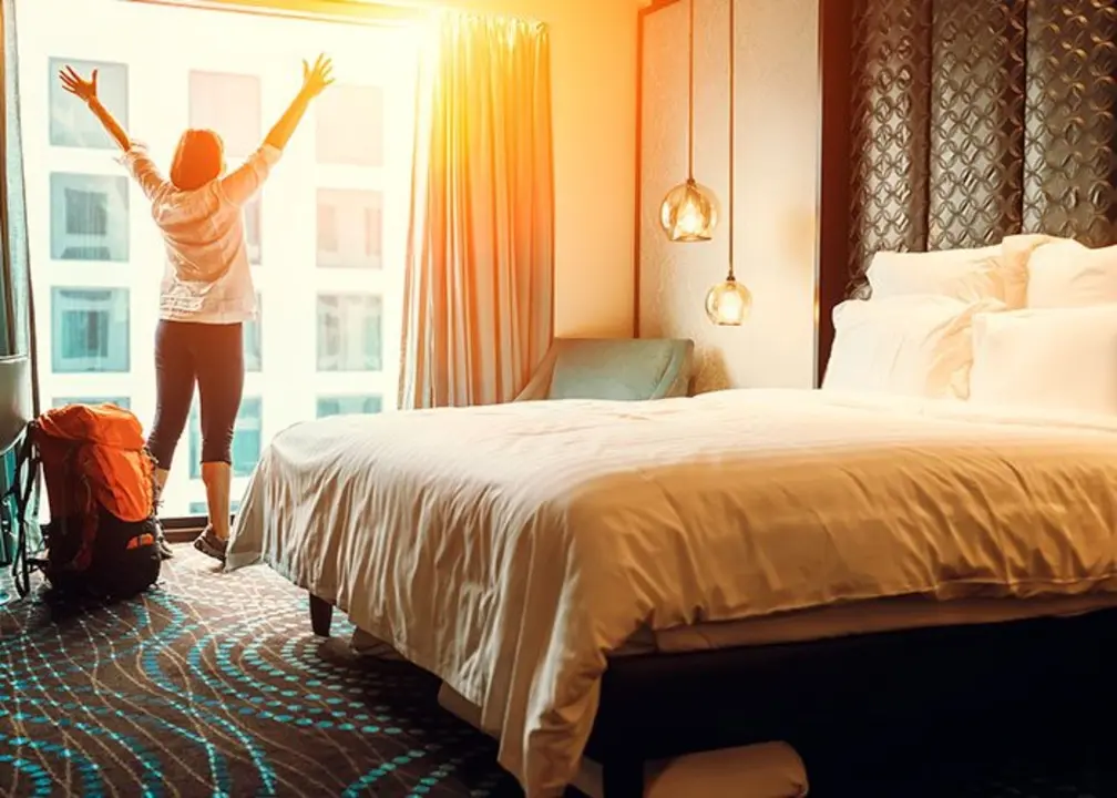 Una turista en un hotel. / RR. SS.