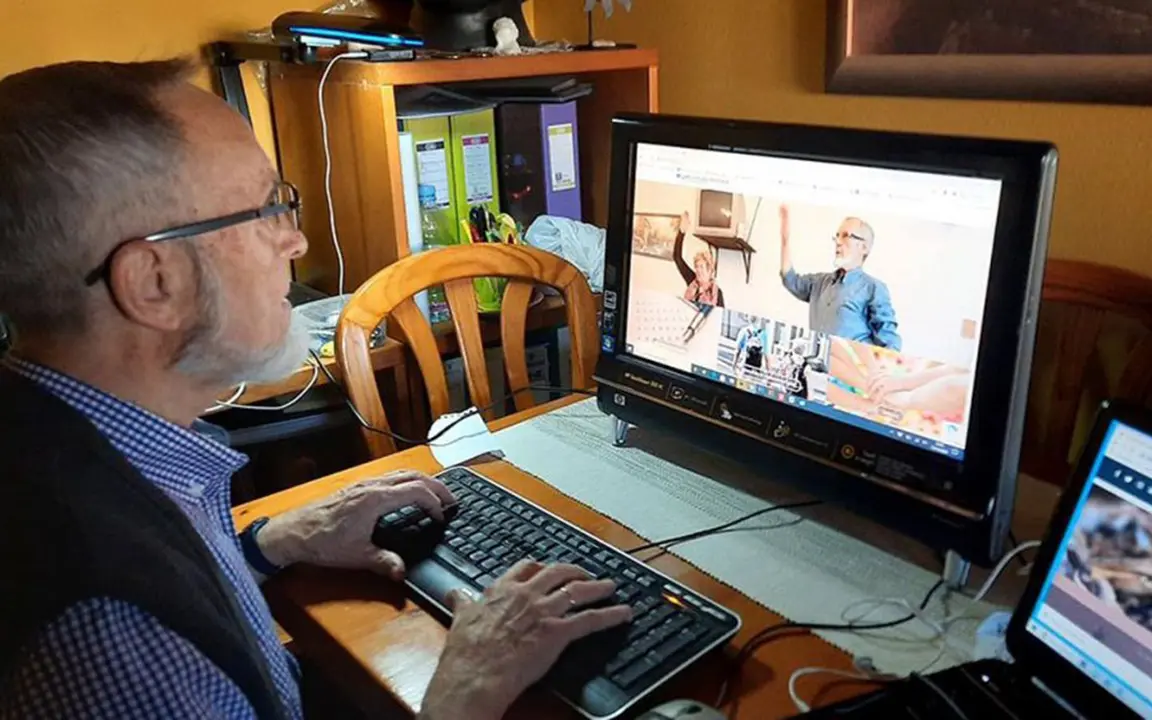 Un hombre ante un computador. / RR SS.