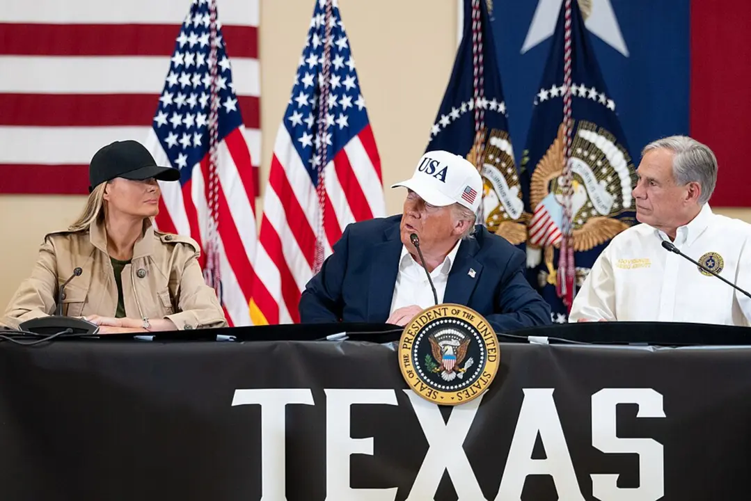 Melania Trump, primera dama, Donald Trump, presidente de EE UU y el gobernador de Texas, Greg Abbott. / White House