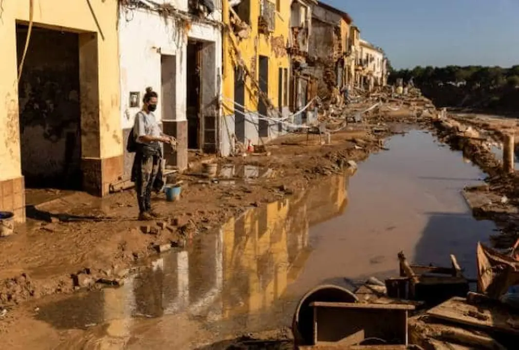 C&oacute;mo explicar que urbanizaciones bien pavimentadas y con servicios b&aacute;sicos quedaron bajo el agua de la dana. La respuesta hay que buscarla bajo el asfalto y en los viejos mapas. / RR. SS.