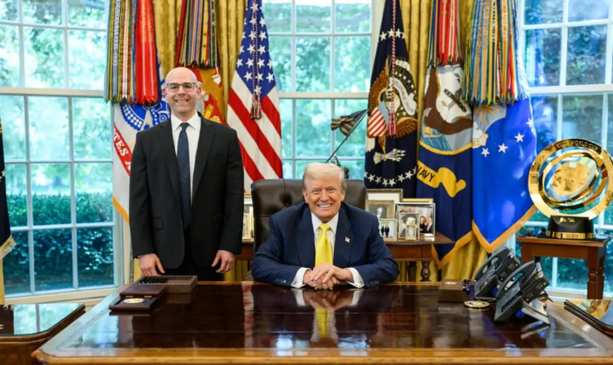 Stephen Miran, nominado a la Junta de Gobernadores de la Fed y el presidente de EE UU, Donald Trump. / Truth Social