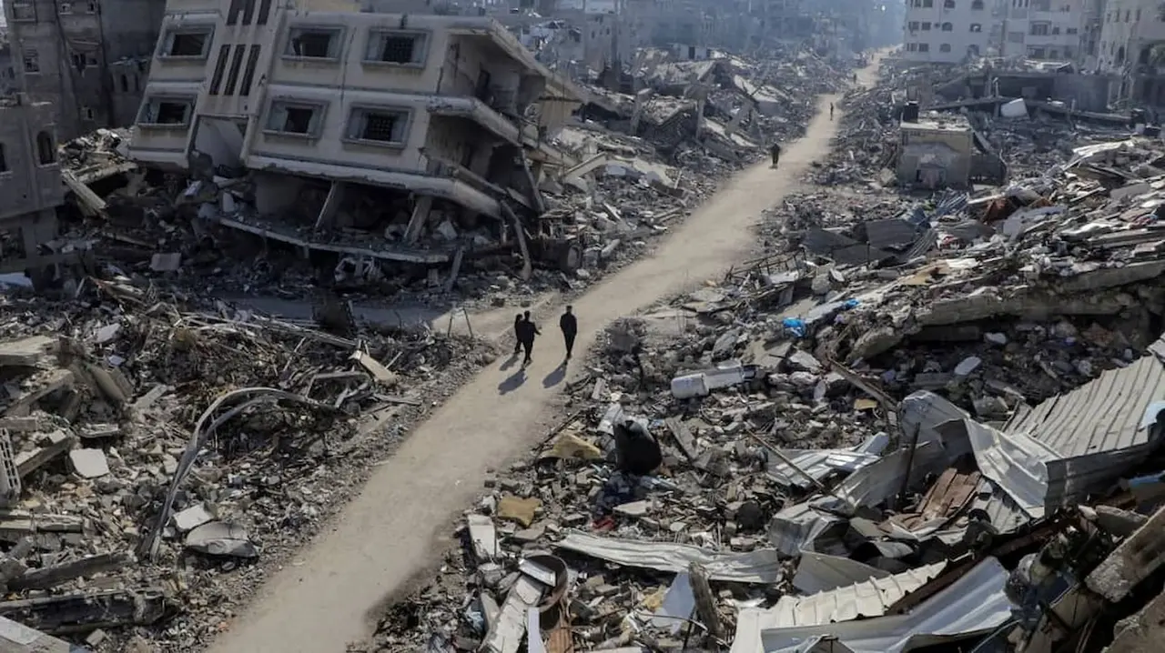 M&aacute;s de 2 millones de personas viven hacinadas, en Gaza, muchas desplazadas por los bombardeos que han destruido gran parte de la infraestructura. / RR SS.