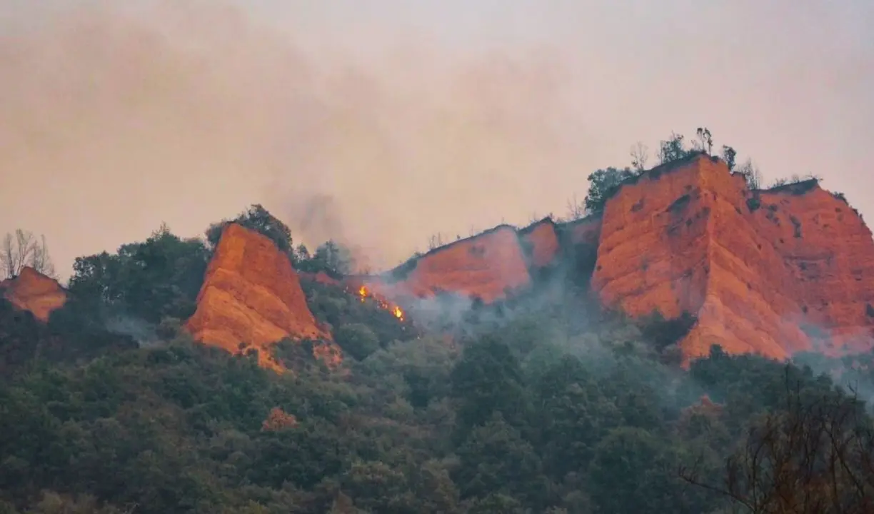 Un incendio ha devorado Las M&eacute;dulas, un espacio natural &uacute;nico y Patrimonio de la Humanidad. / X.