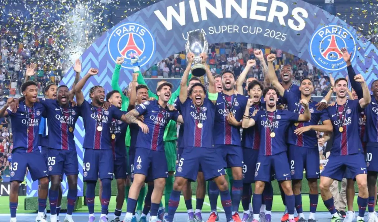 Marquinhos, el capit&aacute;n del PSG levanta la Supercopa de Europa. / @psg_inside