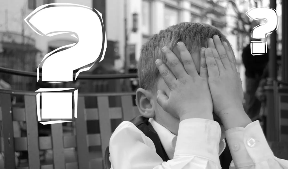 Un ni&ntilde;os se tapa la cara en se&ntilde;al de que cometi&oacute; un error. / RR SS.