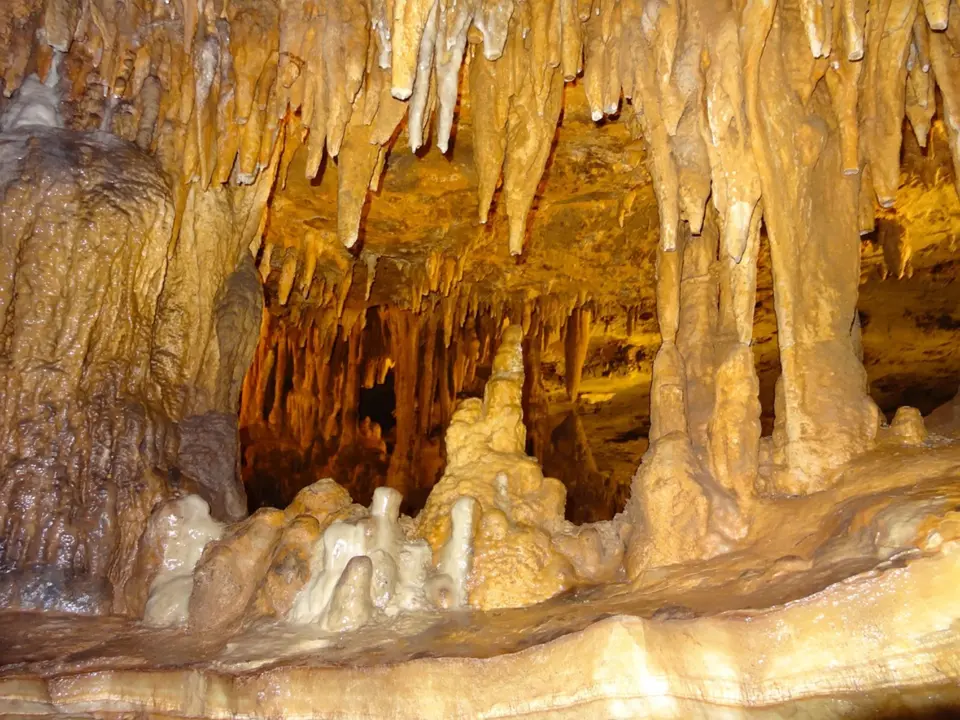 Cueva con estalagmitas (suelo) y estalactita (techo). / Pixabay