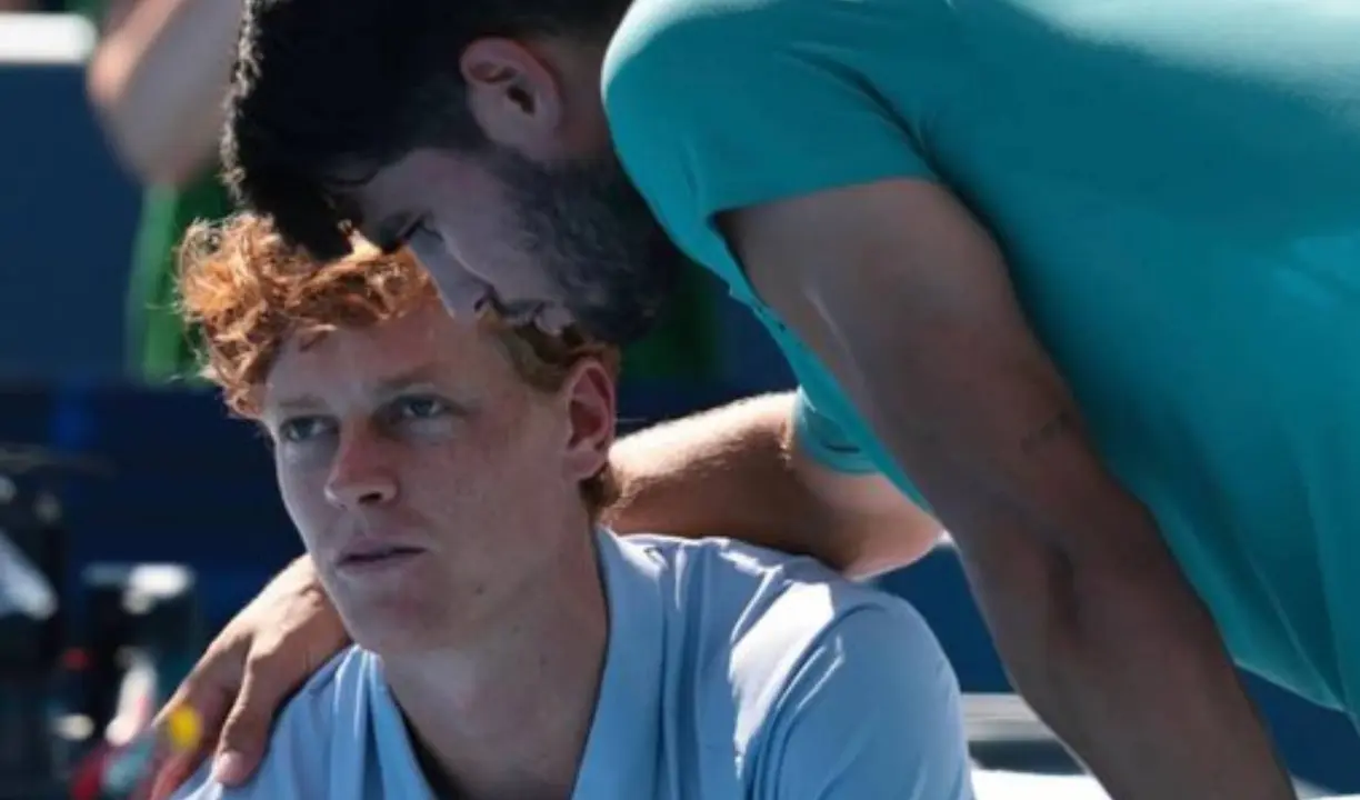 Carlos Alcaraz consolando a Jannik Sinner. /  @CincyTennis