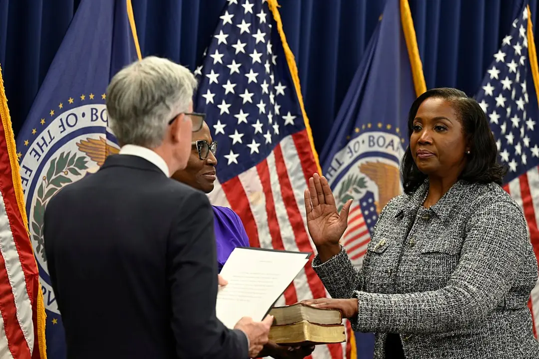Jerome Powell, presidente de la Reserva Federal y Lisa Cook, gobernadora de la Fed. / @drlisadcook
