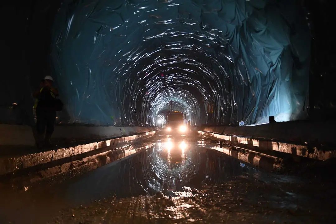 Impermeabilizaci&oacute;n de un túnel que conduce al Puerto Exterior de A Coruña. / Mundiario