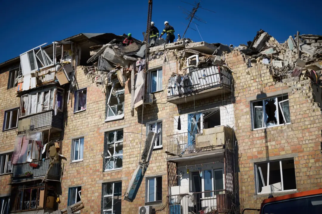 Edificio bombardeado por Rusia en Kiev, Ucrania. / @ZelenskyyUa
