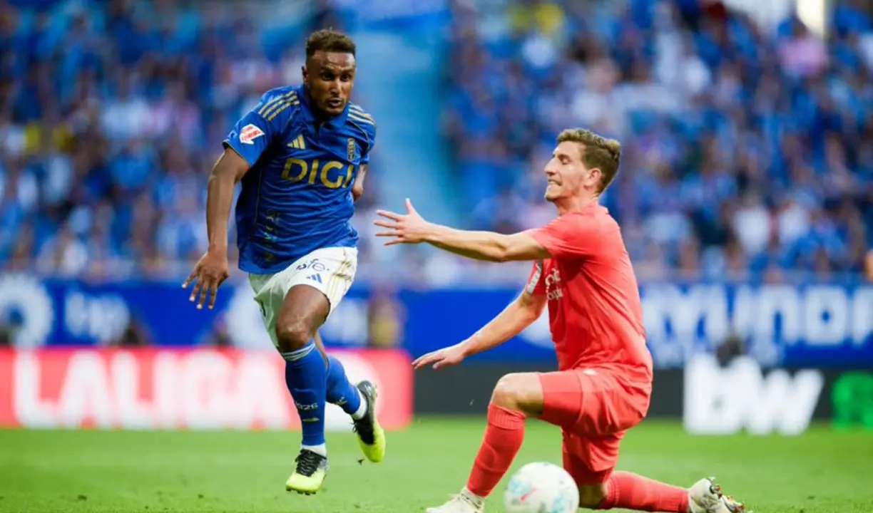Una imagen del partido entre el Oviedo y la Real Sociedad. /  @realoviedo