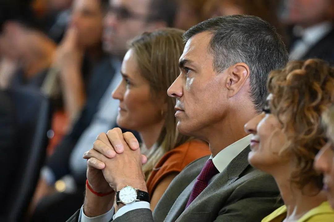 Sara Aagesen, ministra de Transici&oacute;n Ecol&oacute;gica; Pedro S&aacute;nchez y Mar&iacute;a Jes&uacute;s Montero, ministra de Hacienda. / La Moncloa