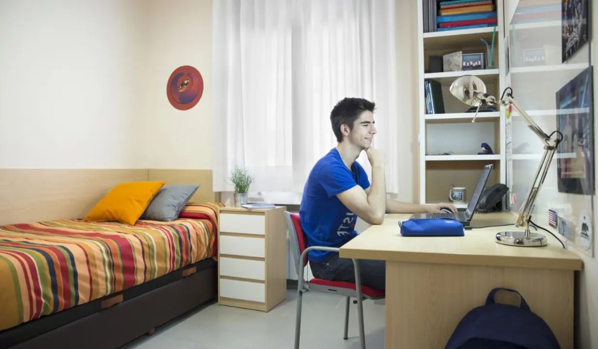 Un alumno en su habitaci&oacute;n. / Uniscopio.