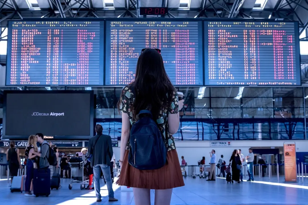 Una mujer en el aeropuerto. / Pixabay.