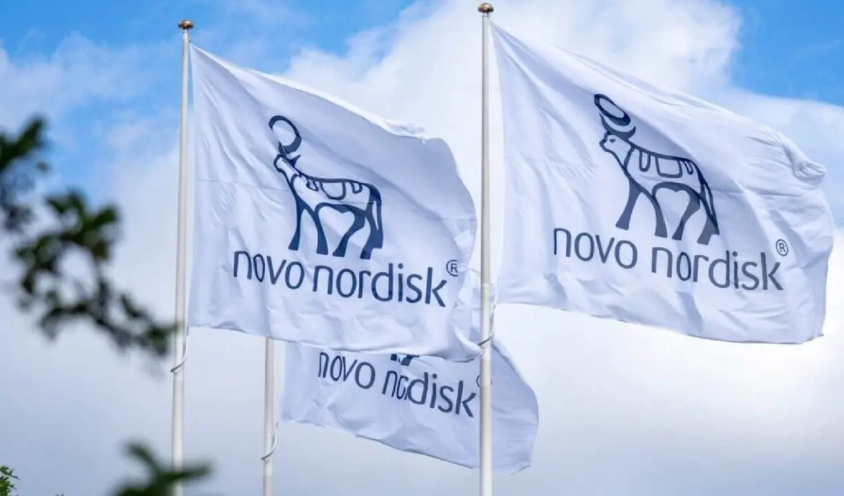 Banderas con el logo de Novo Nordisk. / @HatedMoats en X