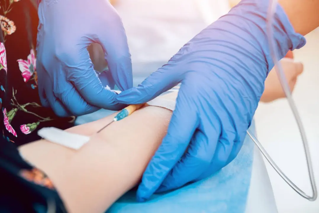 Una enfermera administra un medicamento contra el c&aacute;ncer. / RR. SS.