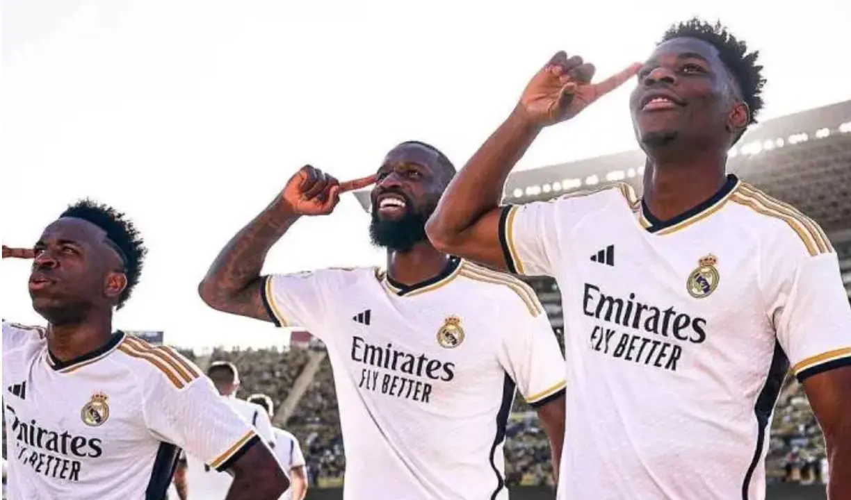 Vinicius, R&uuml;diger y Tchouam&eacute;ni&nbsp;celebrando un gol del Real Madrid. /  @aTchouam&eacute;ni