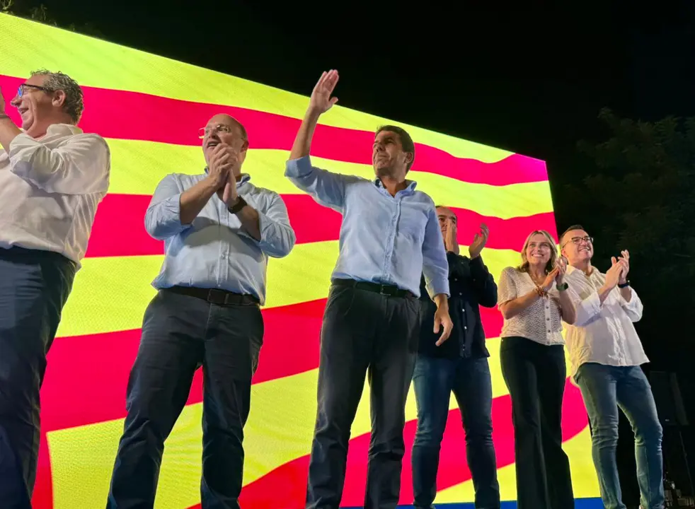 Carlos Maz&oacute;n, presidente de la Comunidad Valenciana, su equipo y Miguel Tellado, secretario general del PP. / @BarrinchaMarta