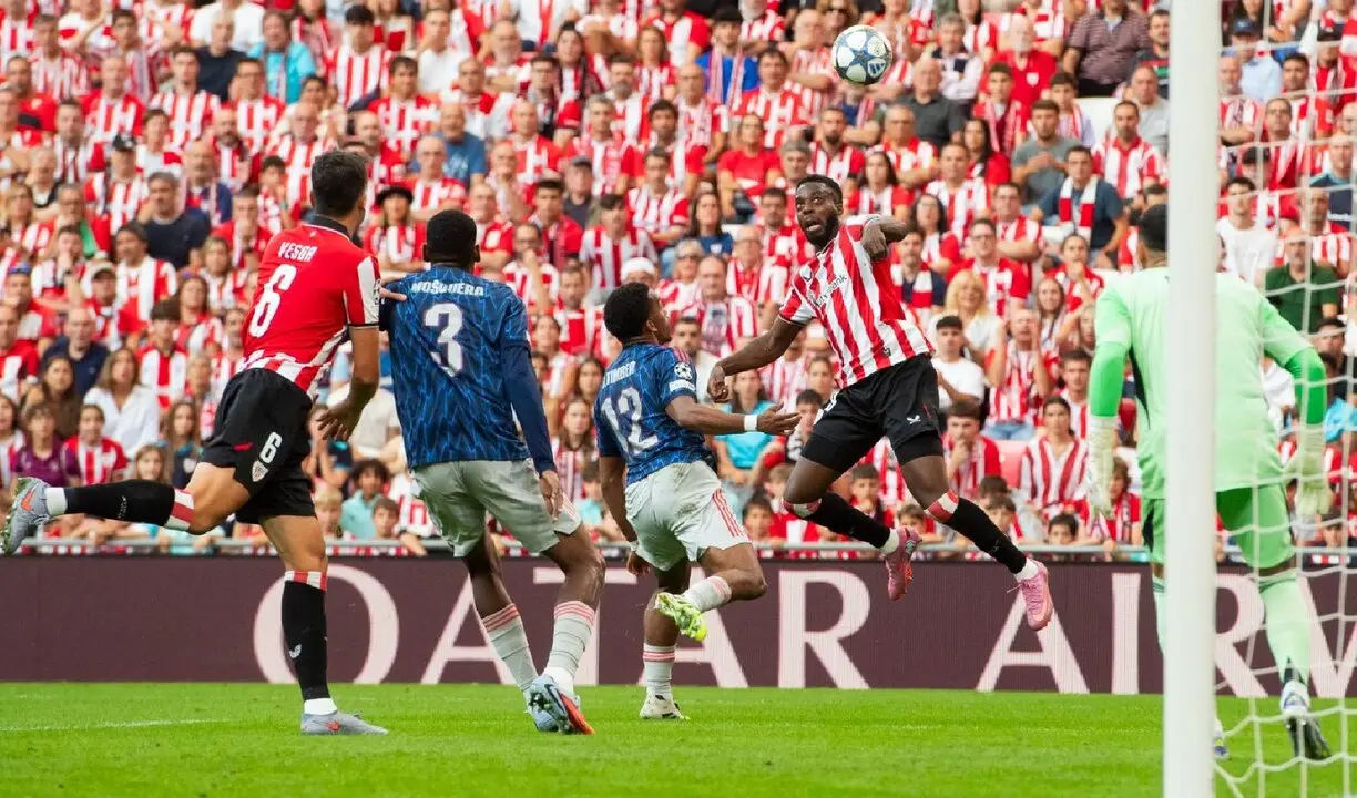 Una acci&oacute;n del partido entre el Athletic y el Arsenal. /  @AthleticClub