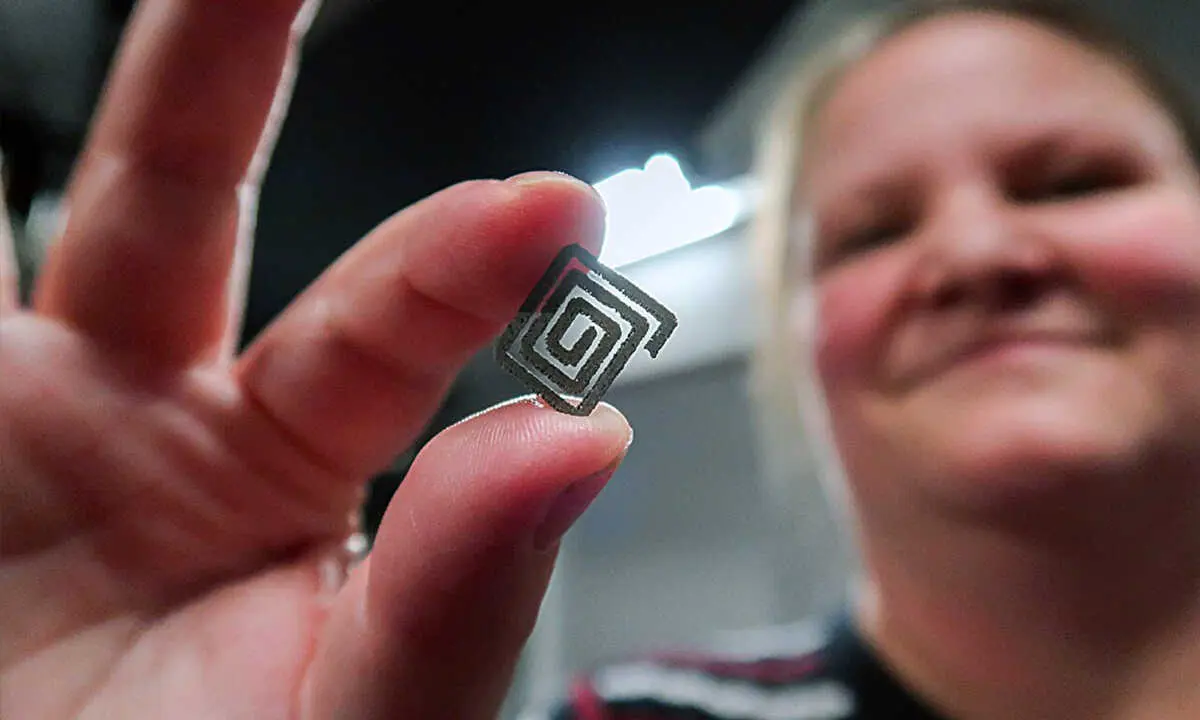 Dispositivo impreso en 3D que combina titanio y diminutas part&iacute;culas de diamante. /  Shu Shu Zheng -  Universidad RMIT