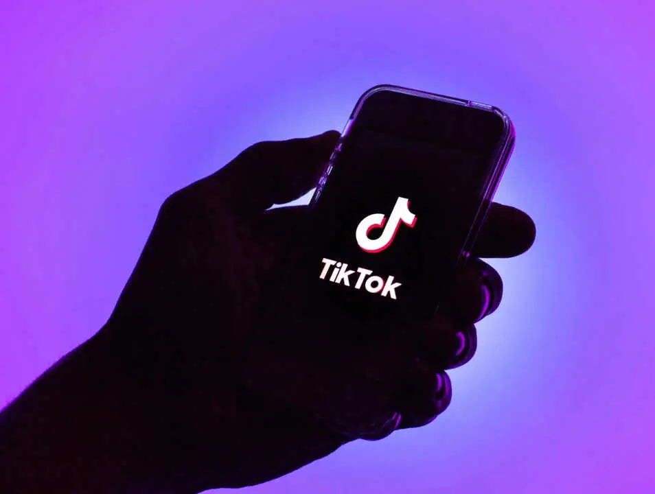 El logo de la red social TikTok en una pantalla de m&oacute;vil. / RR. SS.