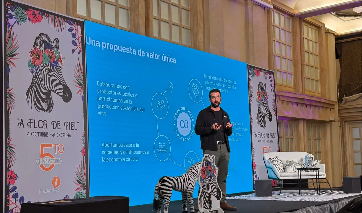 Albert Tap&eacute; presenta el modelo circular de Foosh en el evento A Flor de Piel en A Coru&ntilde;a. / Mundistyle.