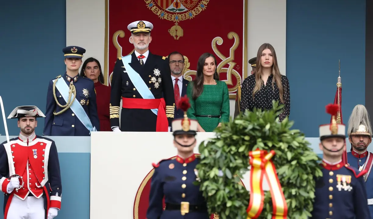 Los porta corona se desplazan a paso lento al pie de la plataforma antes de la ofrenda de la corona de laurel. / &copy; Casa de S.M. el Rey