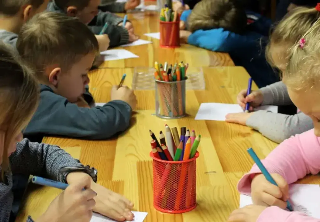 Ni&ntilde;os en un sal&oacute;n de clases. / RR. SS.