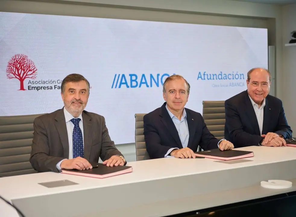 El presidente de AGEF, el consejero delegado de Abanca y el presidente de Afundación, en la renovación del acuerdo. / Mundiario