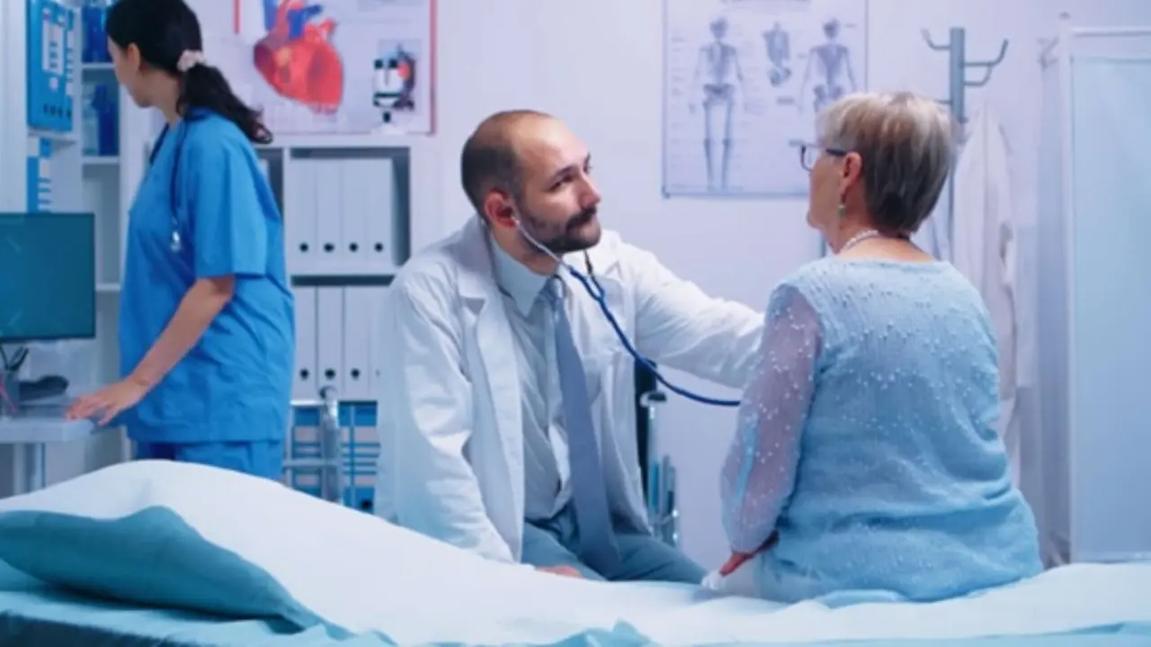 Una paciente en una consulta m&eacute;dica. / RR. SS.