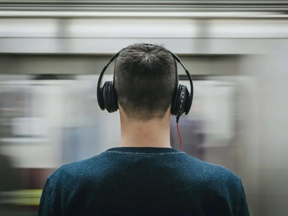 Un hombre escuchando m&uacute;sica triste. / RR. SS.