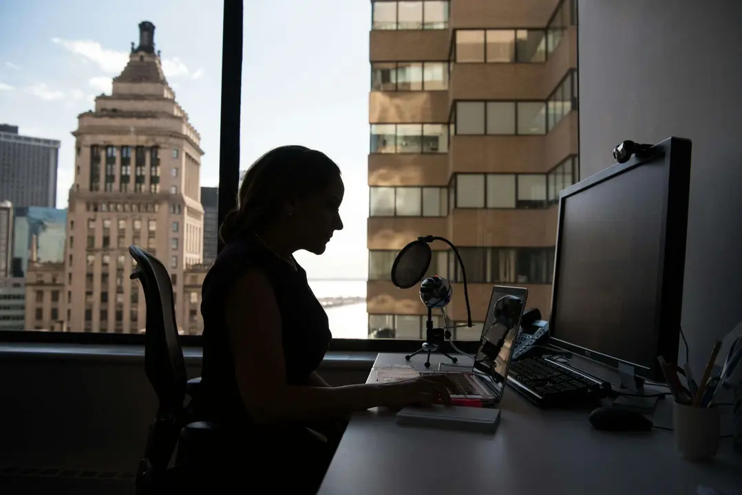 Una mujer frente a su computadora. / Unsplash.