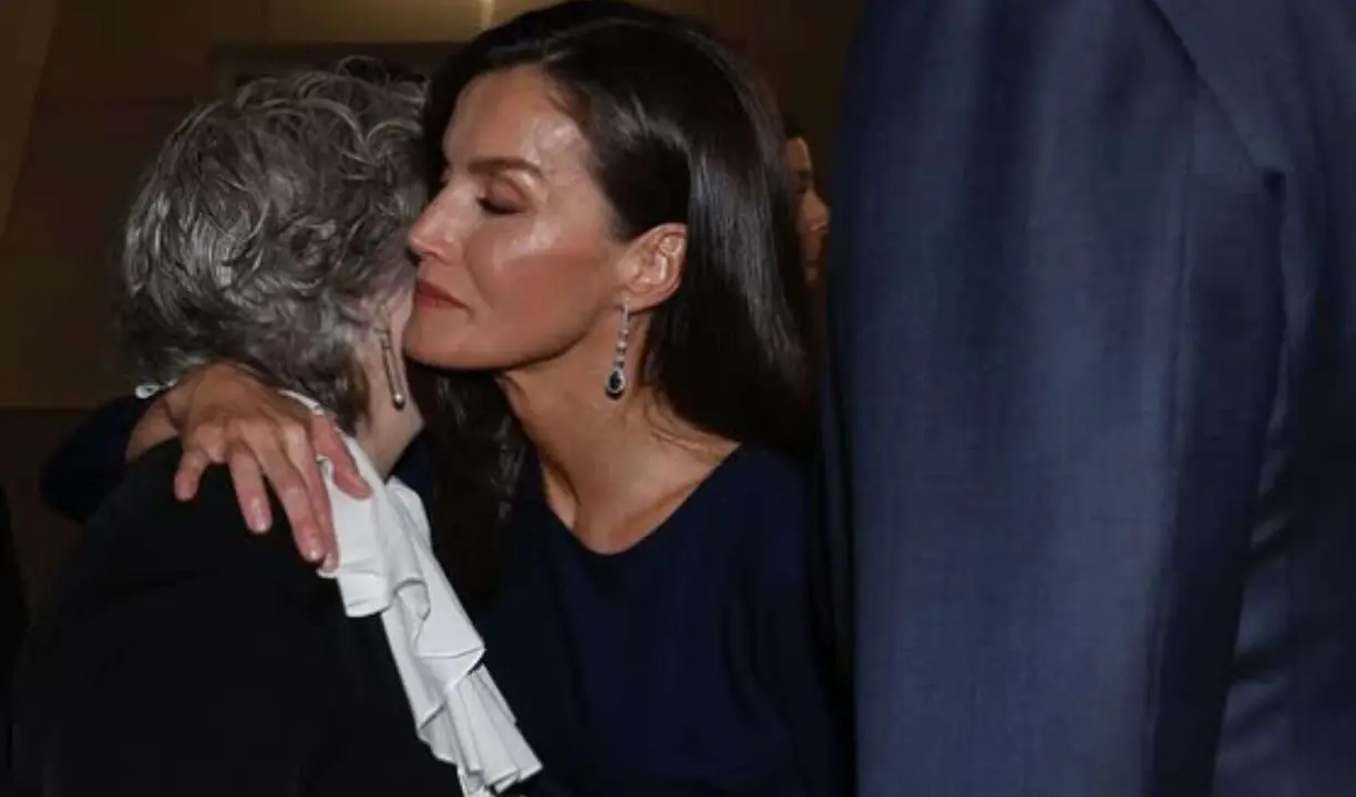 La reina Letizia abraza a un familiar de las v&iacute;ctimas de la dana. / @casareal.es.