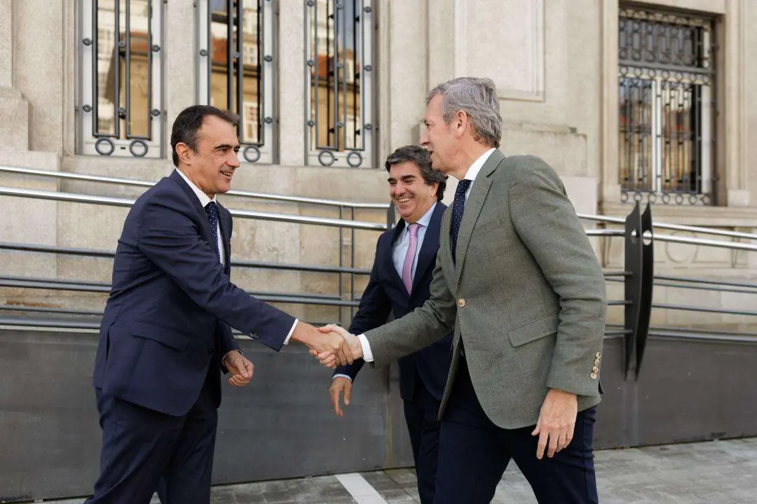 Javier Go&ntilde;i saluda a Alfonso Rueda en presencia de Mart&iacute;n Fern&aacute;ndez Prado. / Mundiario