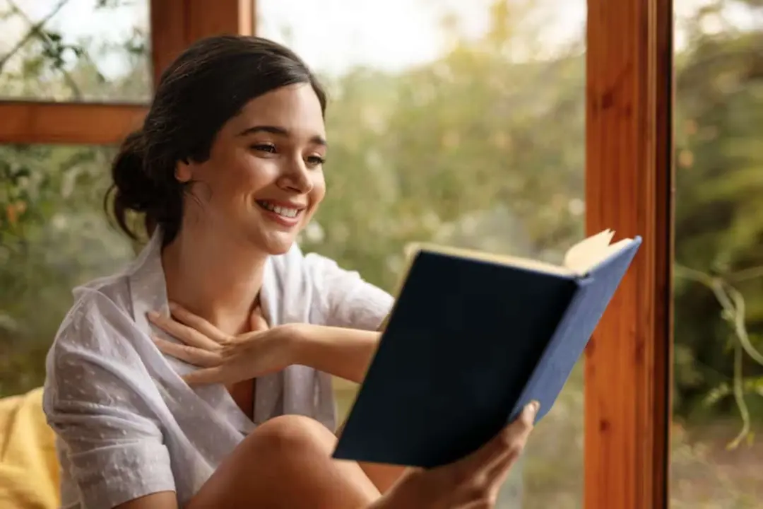 Una joven leyendo un libro. / Freepik.