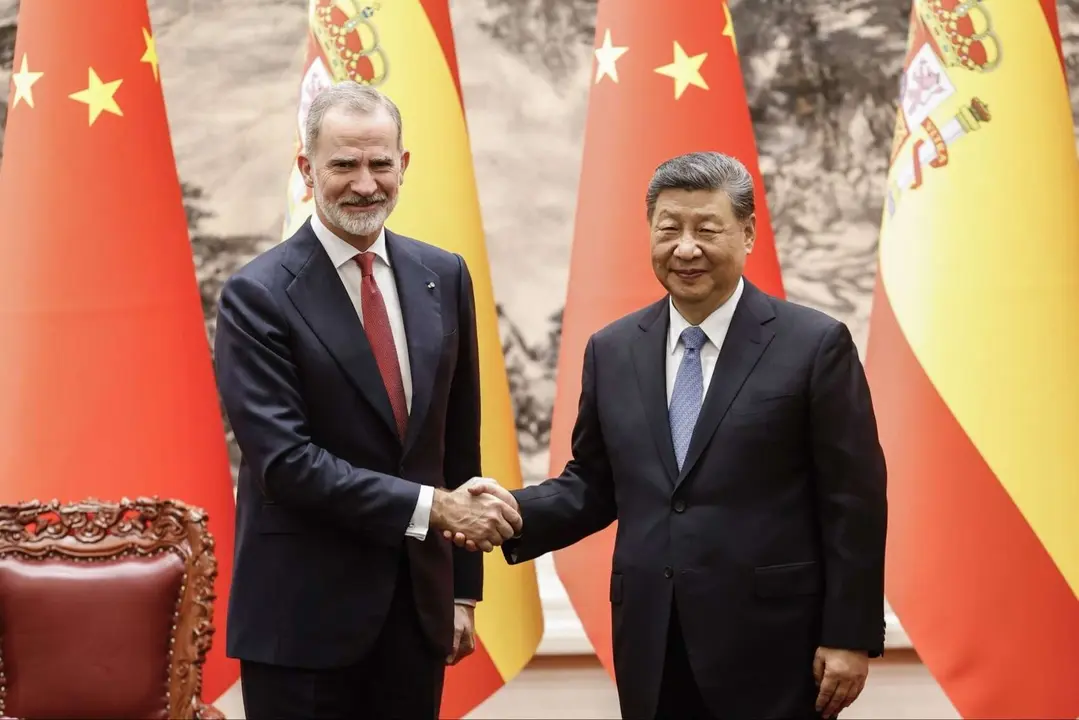 Encuentro del rey Felipe VI y el presidente chino Xi Jinping, en el Gran Palacio del Pueblo (Pek&iacute;n). / @CasaReal.