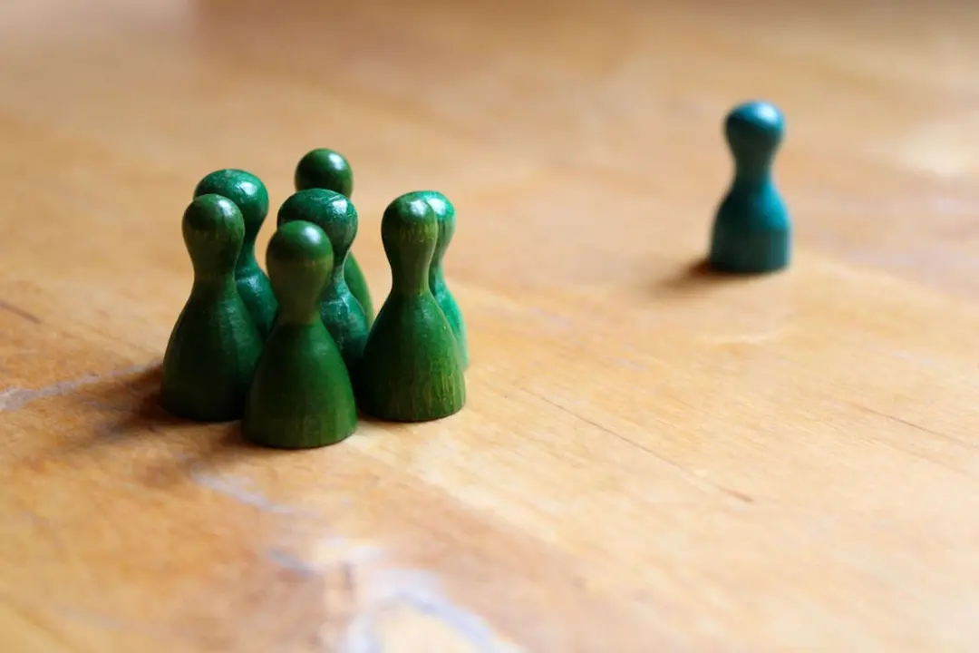 Unas fichas verdes excluyen la azul. / Pixabay