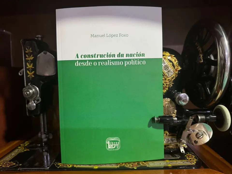 El libro A construción da nación desde o realismo político, de Manuel López Foxo. / Mundiario