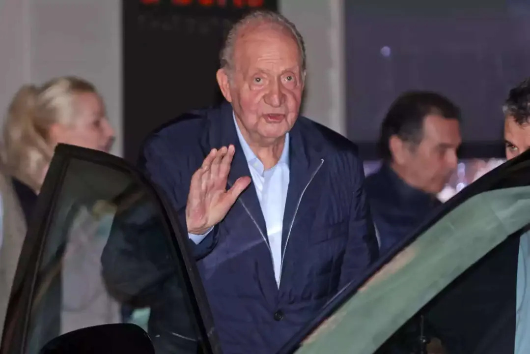 Juan Carlos I, rey em&eacute;rito de Espa&ntilde;a, saluda a la prensa. / RR. SS.
