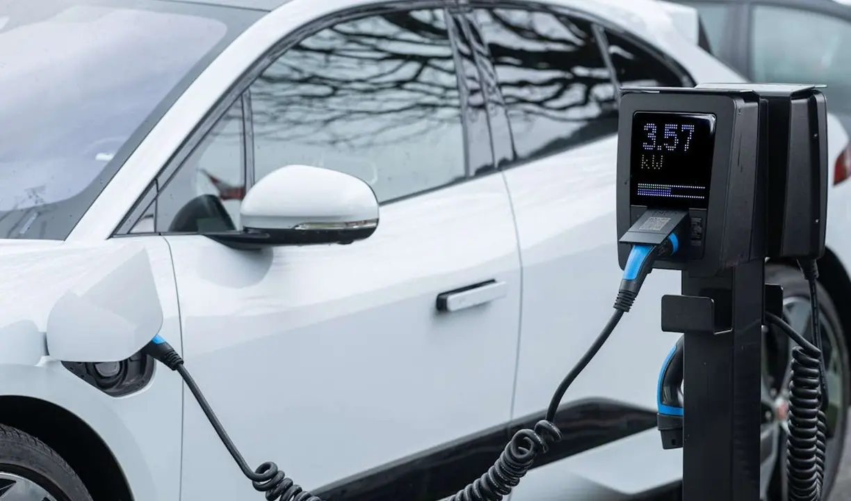 Coche el&eacute;ctrico. / Smart-me AG en Pexels