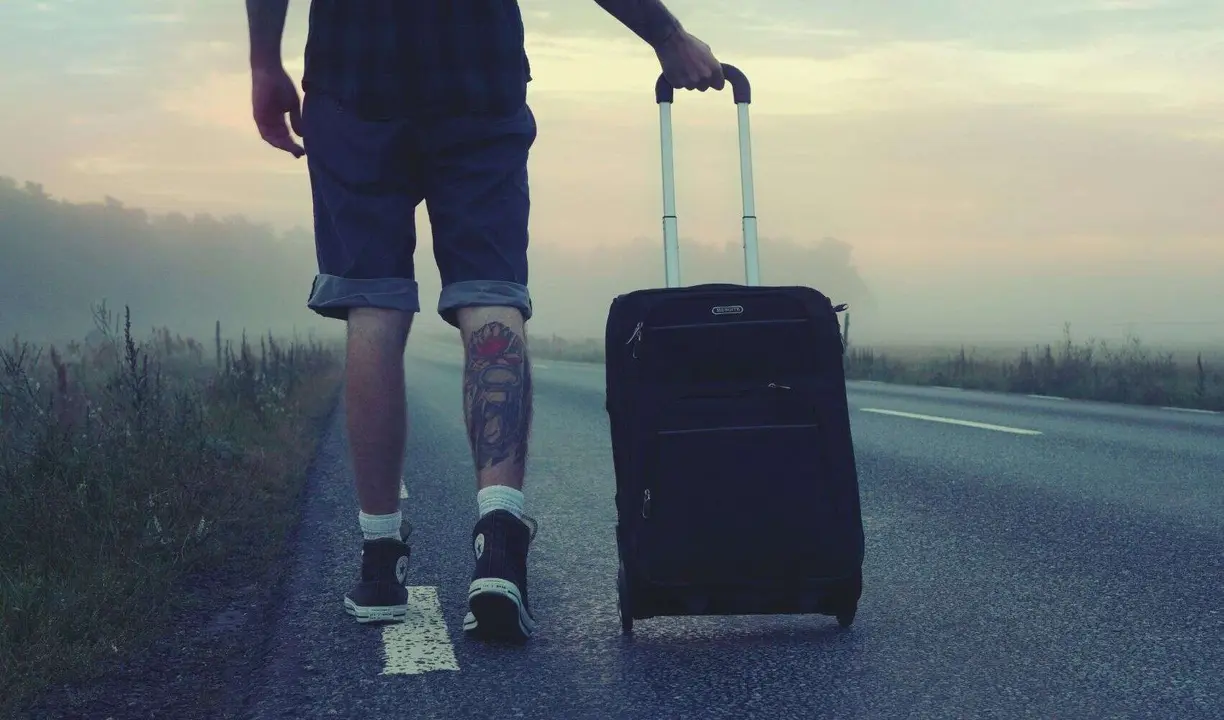 Un hombre con maleta. / Pexels.