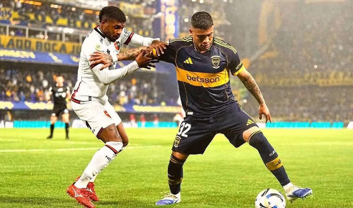 Ayrton Costa, jugador de Boca Juniors   (izq). /    Instagram:  ayrtoncosta.32
