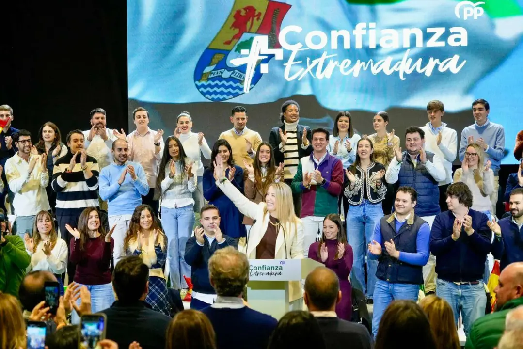 Mar&iacute;a Guardiola, presidenta de Extremadura en un mitin. / @ppextremadura