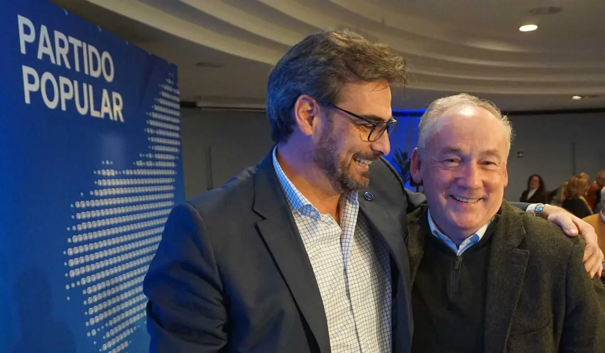 Miguel Lorenzo &ndash;a la derecha&ndash;, junto a Diego Calvo, presidente provincial del PP de A Coru&ntilde;a. / Mundiario