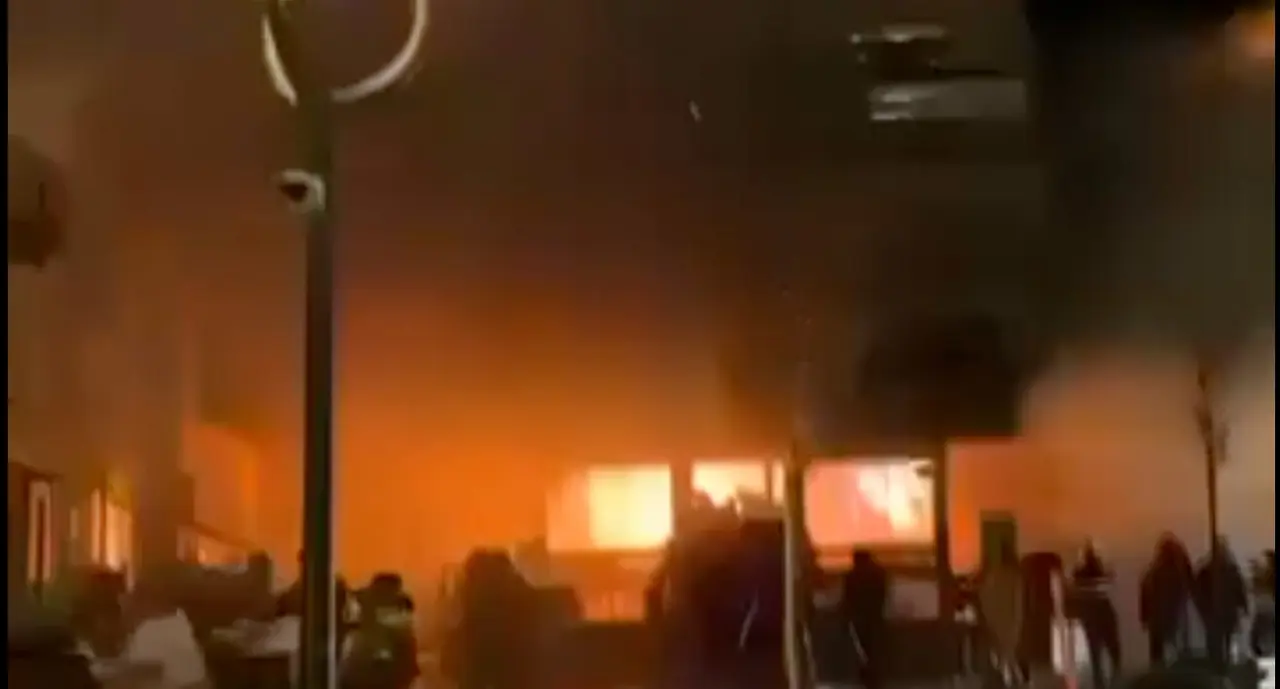 Incendio en un bar de la estaci&oacute;n de esqu&iacute; de Crans-Montana, en el cant&oacute;n de Valais (Suiza). / TV