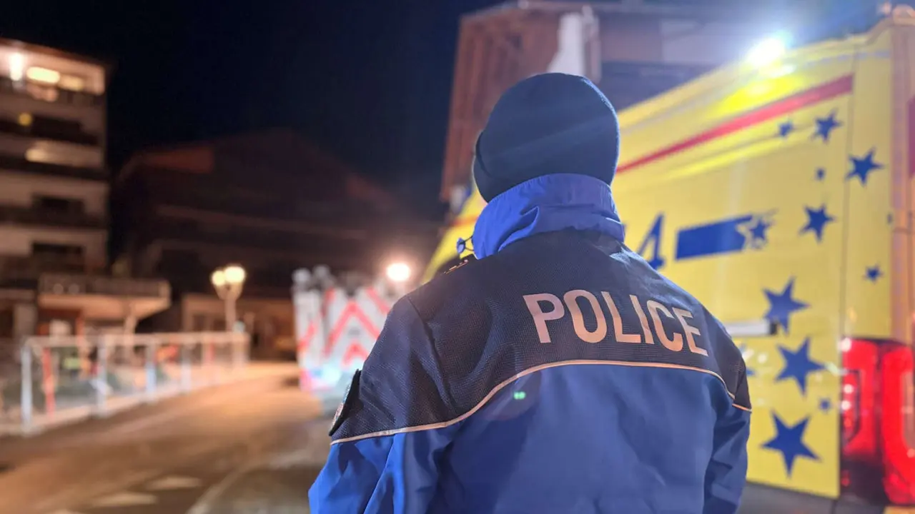 Agente de polic&iacute;a de Suiza. / Polic&iacute;a Cantonal de Valais