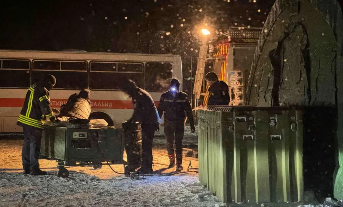 Los servicios de rescate de Ucrania utilizan generadores para un centro de apoyo vital. / Servicio de Estado de Emergencia de Ucrania