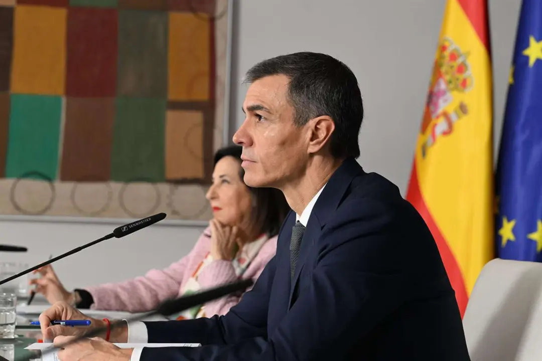Pedro S&aacute;nchez, presidente del Gobierno y Margarita Robles, ministra de Defensa. / La Moncloa