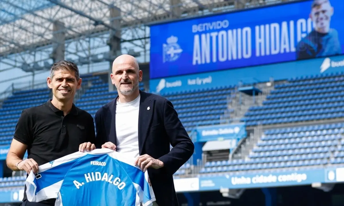 Antonio Hidalgo y Fernando Soriano el día de la presentación del entrenador. / RCD